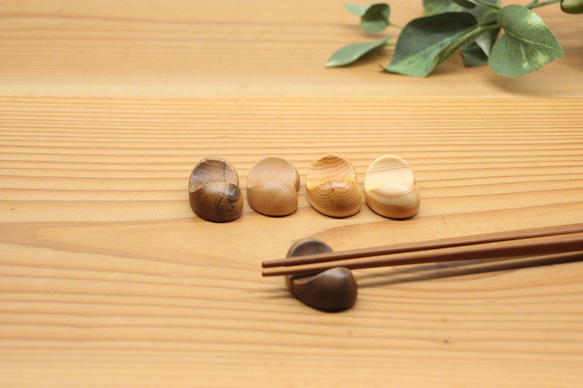 『ワケありな逸品』⑧ 木の箸置き 5個セット　豆形 ミニサイズ 木の種類いろいろ 1枚目の画像