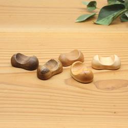 『ワケありな逸品』⑧ 木の箸置き 5個セット　豆形 ミニサイズ 木の種類いろいろ 3枚目の画像