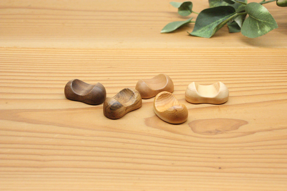 『ワケありな逸品』⑧ 木の箸置き 5個セット　豆形 ミニサイズ 木の種類いろいろ 3枚目の画像