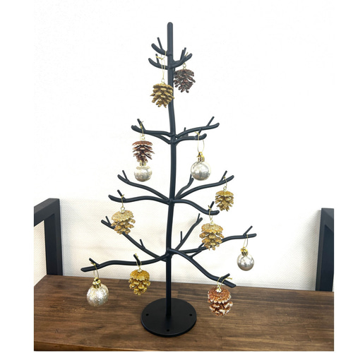 アイアン　クリスマスツリー 事務所入って正面のアイアンツリーが、クリスマス仕様になりました