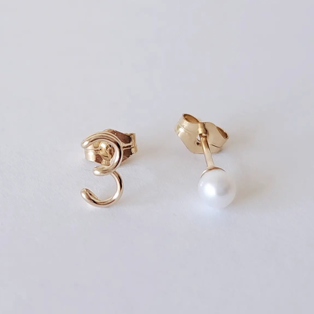 ひとつぶ数字(ナンバー)と淡水パールのスタッドピアス