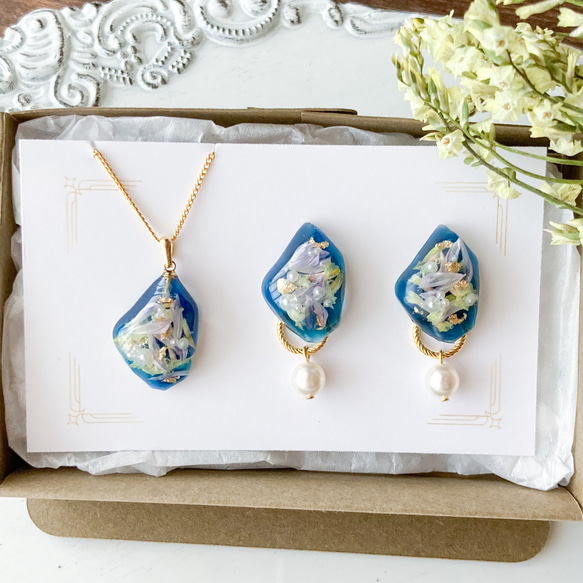 レジン イヤリング アイスブルー ドライフラワー アシンメトリー