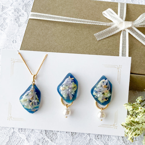 レジン イヤリング アイスブルー ドライフラワー アシンメトリー シルバー レジン イヤリング アイスブルー ドライフラワー アシンメトリー