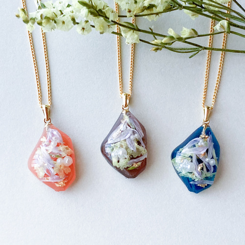 誕生日ギフトに》ドライフラワーと揺れるパール レジンアクセサリー