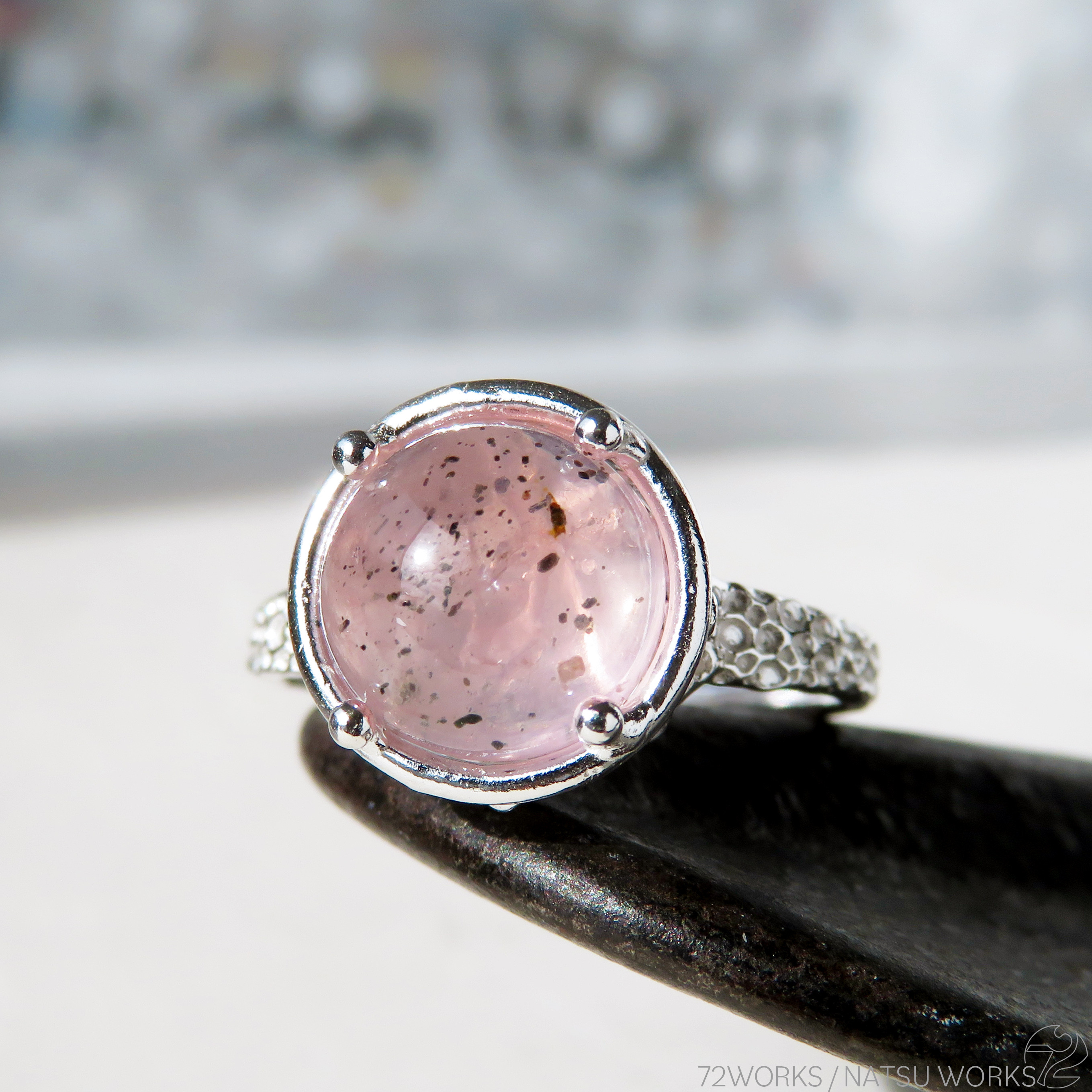 ダイオプサイド in ローズクォーツ / Diopside in Rose Quartz l