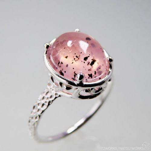 ダイオプサイド in ローズクォーツ / Diopside in Rose Quartz