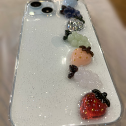 COLORFUL FRUITS スマホケース  - いちご×マスカット - 4枚目の画像