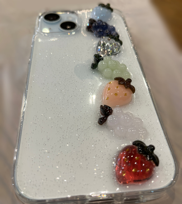 COLORFUL FRUITS スマホケース  - いちご×マスカット - 4枚目の画像