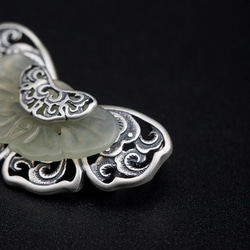 蝶々の翅をイメージしたヴィンテージ調のネフライトブローチC030 4枚目の画像