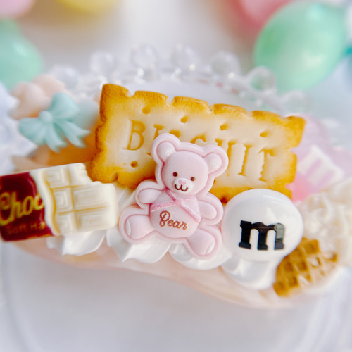 【candy♩さま】* ornament ❀ いちごミルク色のかわいい ブタさん CANDY POP お菓子のバレッタ 苺みるく スイーツデコ フェイク