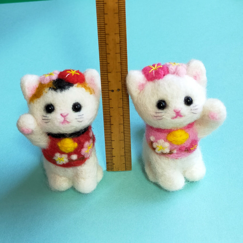 羊毛フェルトほのぼの幸せ招き猫(白猫)左手招き 招福 羊毛フェルト