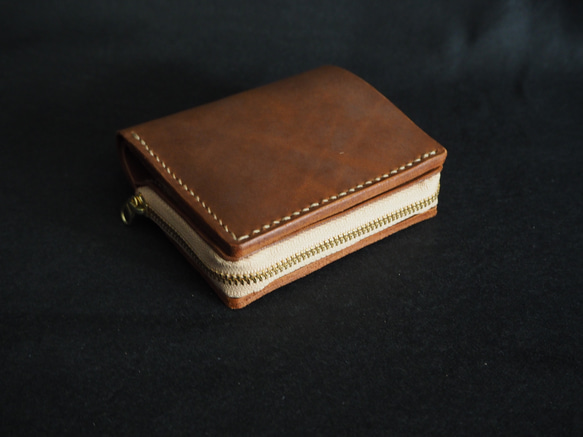 二つ折り財布 "ラウンドジップ" brown 〈プルアップレザー〉 1枚目の画像