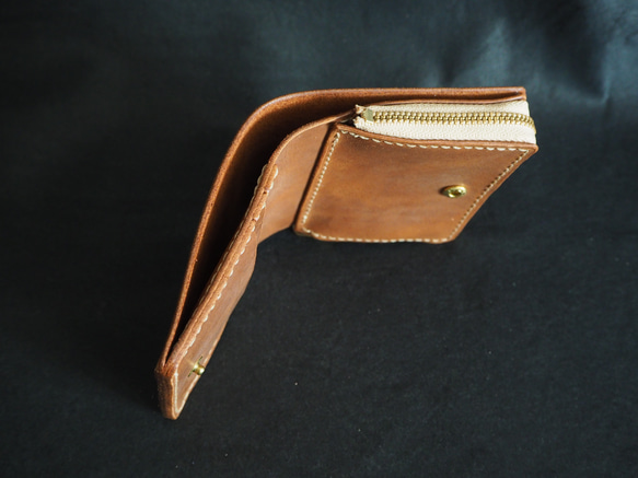 二つ折り財布 "ラウンドジップ" brown 〈プルアップレザー〉 5枚目の画像