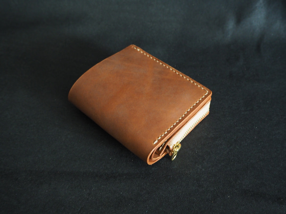 二つ折り財布 "ラウンドジップ" brown 〈プルアップレザー〉 4枚目の画像
