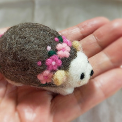 羊毛ハリネズミのピンクッション・オブジェ・針山(ピンクの花刺繍)はりねずみ・針ネズミ 1枚目の画像