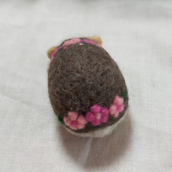 羊毛ハリネズミのピンクッション・オブジェ・針山(ピンクの花刺繍)はりねずみ・針ネズミ 3枚目の画像