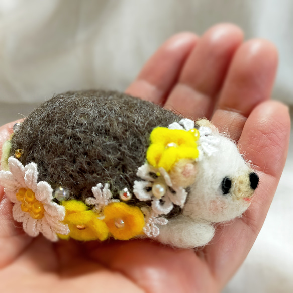 羊毛ハリネズミのピンクッション・オブジェ・針山(黄色の花)はりねずみ・針ネズミ 1枚目の画像