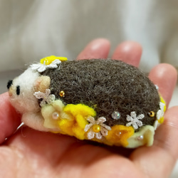 羊毛ハリネズミのピンクッション・オブジェ・針山(黄色の花)はりねずみ・針ネズミ 3枚目の画像