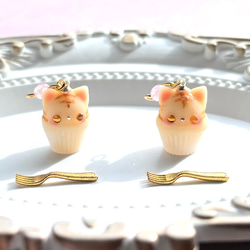 小さな双子アニマルのミニチュアカップケーキ耳飾り クマ ネコ  うさぎ 選べるイヤリング・ピアス・チャーム 5枚目の画像