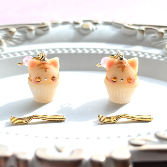 小さな双子アニマルのミニチュアカップケーキ耳飾り クマ ネコ  うさぎ 選べるイヤリング・ピアス・チャーム 5枚目の画像