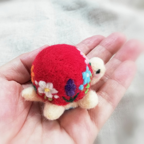 羊毛フェルト　ハンドメイド　オカメBOX 受注制作 お花畑のかめさん(レッド)羊毛カメのオブジェ・ピン