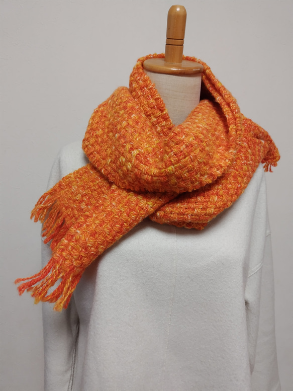手織り・手紡ぎのマフラー　ビビッドなオレンジ＆イエロー 2枚目の画像