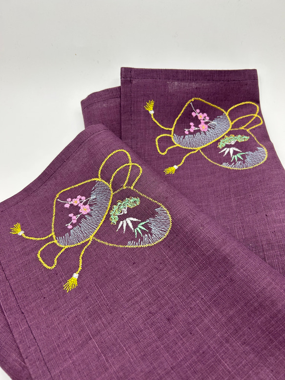 貝合わせとお紐の刺繍　古代紫地ティーマット　ランチョンマット　2枚セット 1枚目の画像