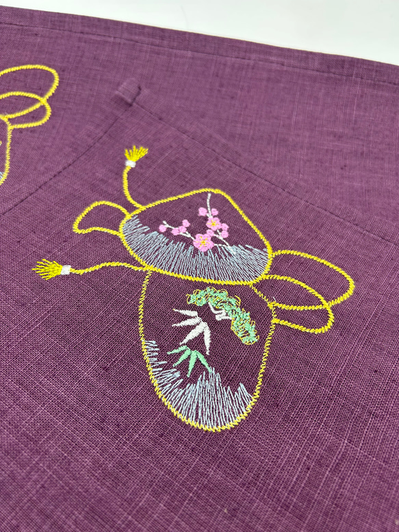 貝合わせとお紐の刺繍　古代紫地ティーマット　ランチョンマット　2枚セット 2枚目の画像