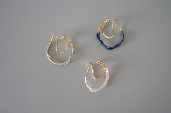 両耳用 シルク糸のイヤーカフ : 3色展開  エクリュ グレージュ ネイビー 国産絹糸 2枚目の画像