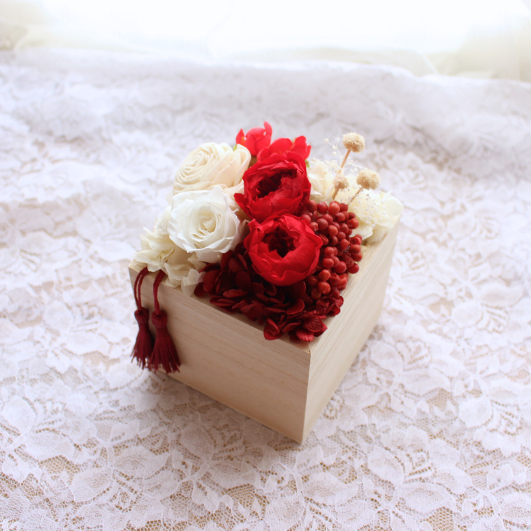 【受注生産】赤と白の折り紙フラワーブーケ マム バラ 正月 紅白 和モダン 水引 受注生産」和紙ラウンドブーケ・赤（商品番号：bouquet-pro002r