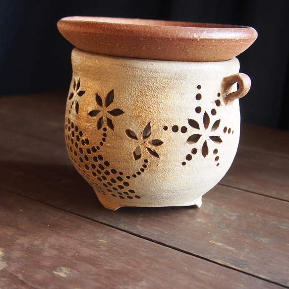 陶器茶香炉『お花畑』は灯り兼用茶香炉です 2枚目の画像