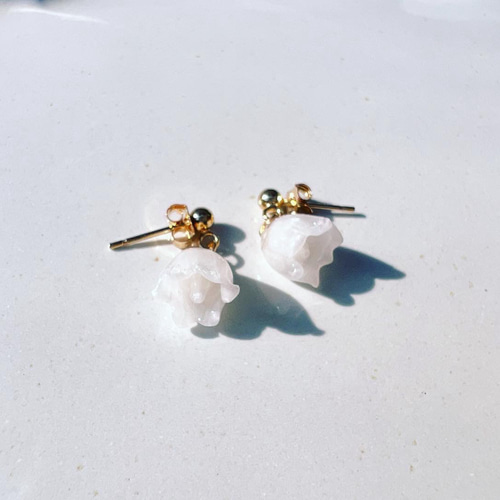 ふんわり鈴蘭のピアス 14kgf すずらん 花モチーフ フラワー