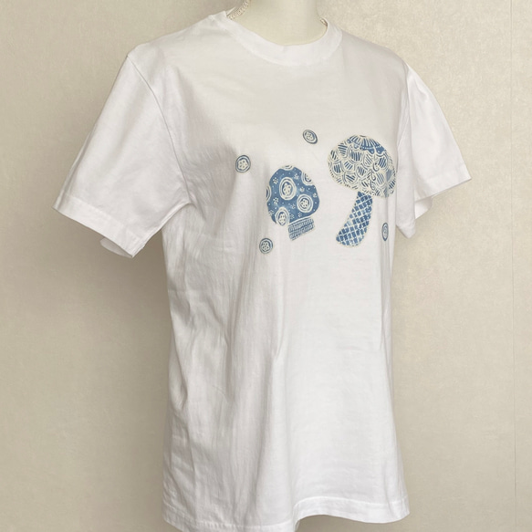 きのこ柄ビッグTシャツ＜藍染め＆ろうけつ染め＞ 2枚目の画像