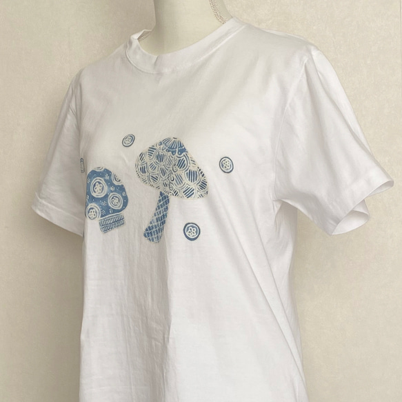 きのこ柄ビッグTシャツ＜藍染め＆ろうけつ染め＞ 1枚目の画像