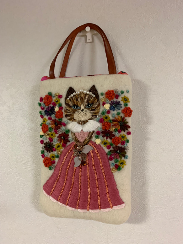 猫さん刺繍の小さなハンドバッグ　羊毛フェルト生地のバッグ 2枚目の画像