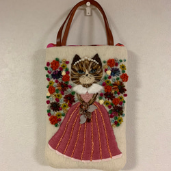 猫さん刺繍の小さなハンドバッグ　羊毛フェルト生地のバッグ 1枚目の画像