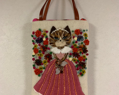 猫さん刺繍の小さなハンドバッグ 羊毛フェルト生地のバッグ