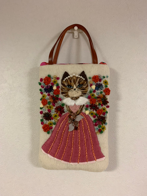 猫さん刺繍の小さなハンドバッグ　羊毛フェルト生地のバッグ 1枚目の画像