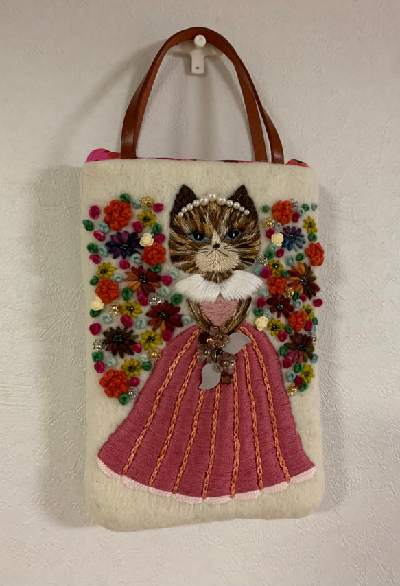 猫さん刺繍の小さなハンドバッグ　羊毛フェルト生地のバッグ 3枚目の画像