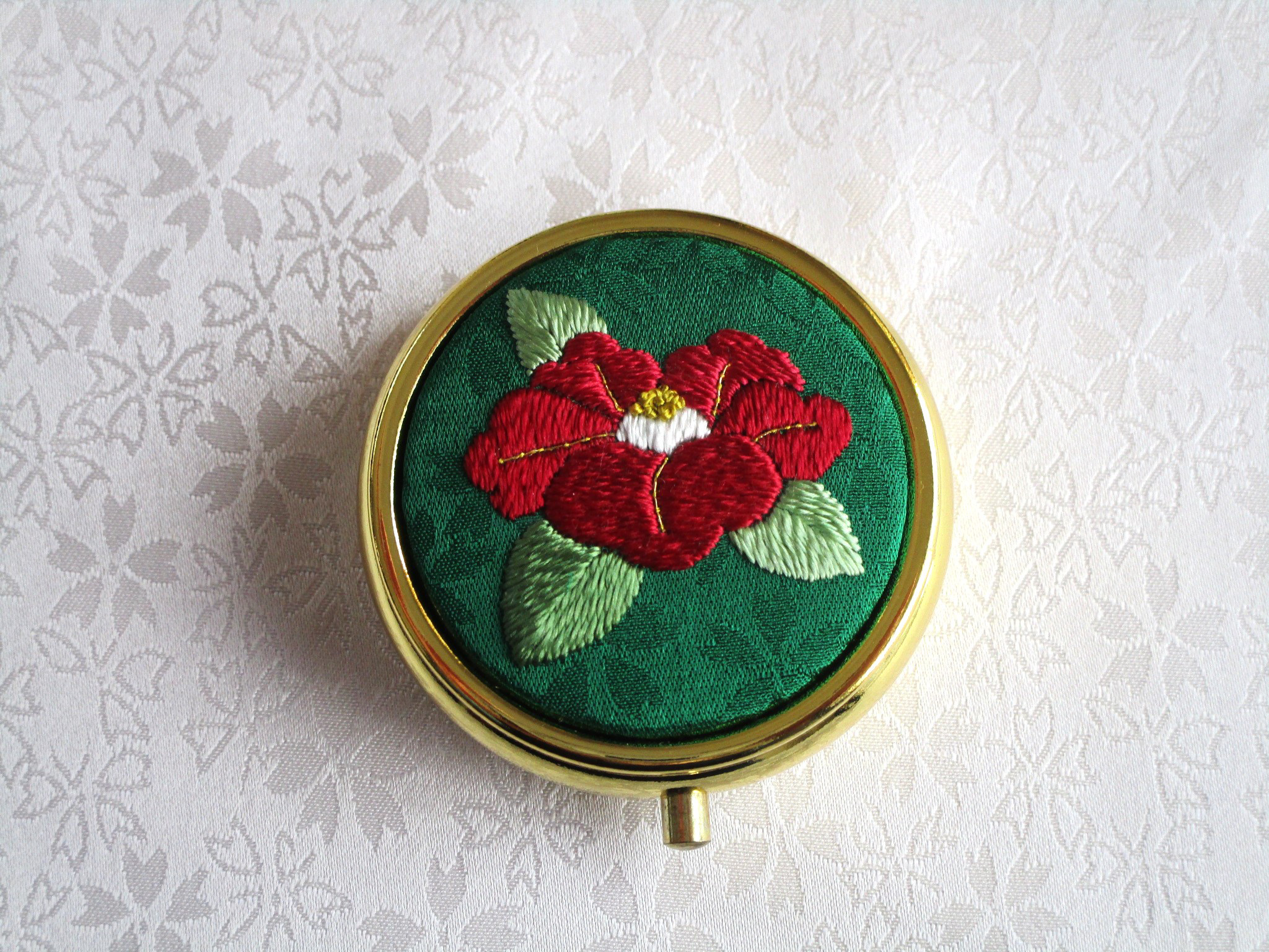 人気のクリスマスアイテムがいっぱい！ 日本刺繍 赤椿 絹のピルケース アクセサリーケース（ミラー付き 和楽器