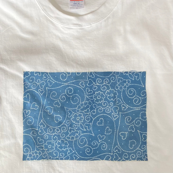 ハートの幾何学模様ビッグTシャツ＜藍染め＆ろうけつ染め＞ 2枚目の画像