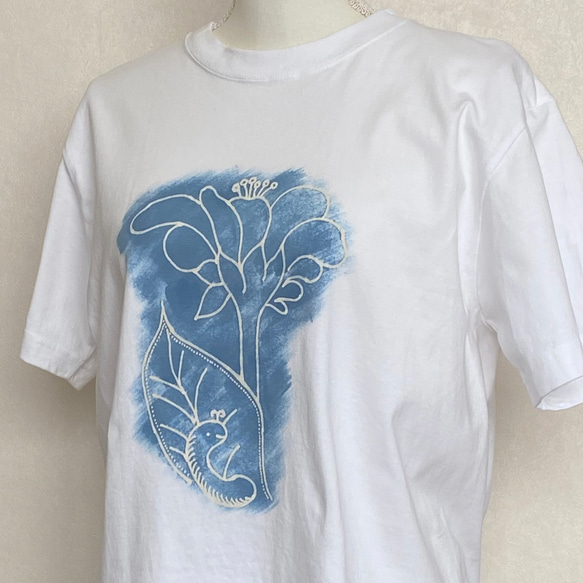 あおむしと花ビッグTシャツ ＜藍染め＆ろうけつ染め＞ 1枚目の画像