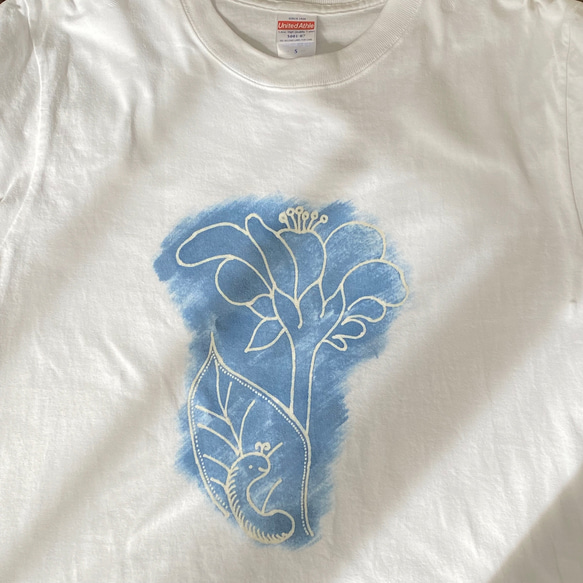 あおむしと花ビッグTシャツ ＜藍染め＆ろうけつ染め＞ 4枚目の画像