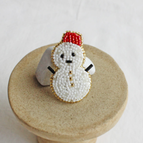 雪だるま ブローチ【ビーズ刺繍】 ブローチ KINO 通販｜Creema 