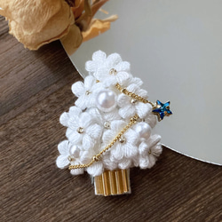 【淡雪花】刺繍糸のふんわりお花のホワイト クリスマスツリー ブローチ 1枚目の画像