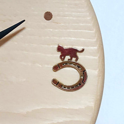 【猫】馬蹄で遊ぶネコの壁掛け時計(色：ゴールド) 4枚目の画像