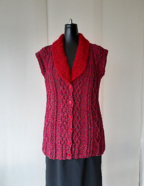 ワイン系の模様編みベスト