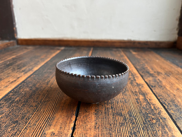 磁土と土素材の風合いに丁寧な手彫りの仕事を施したマットブラックギザギザ楕円小鉢 1枚目の画像