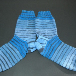 手編みの靴下　シルク混の糸で編んだ、様々なブルーの色使いが楽しい靴下（男性用） 2枚目の画像