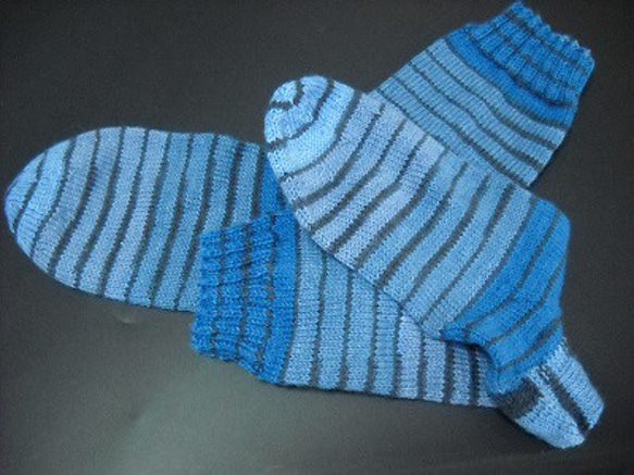 手編みの靴下　シルク混の糸で編んだ、様々なブルーの色使いが楽しい靴下（男性用） 7枚目の画像